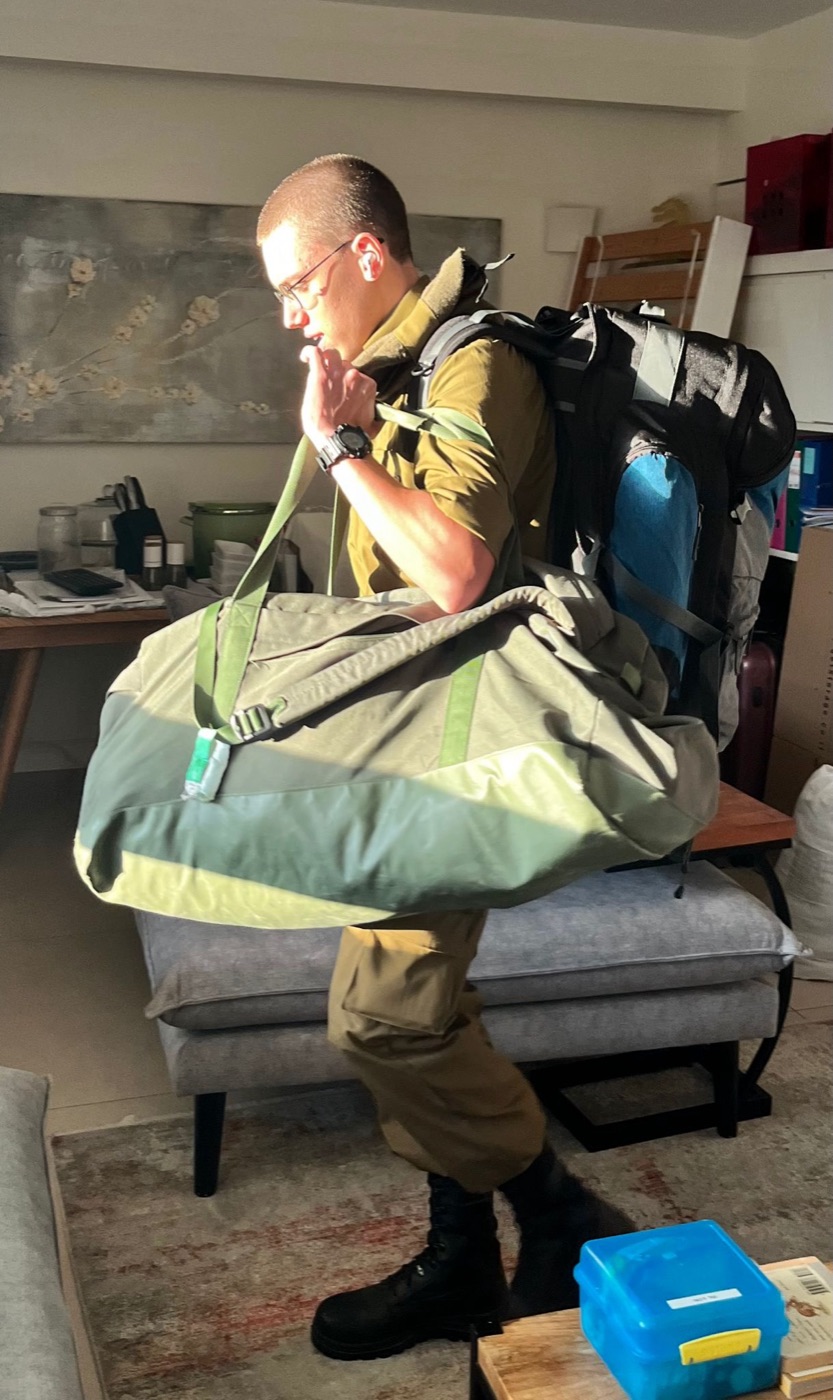 איתן במדים עם תיק צבאי