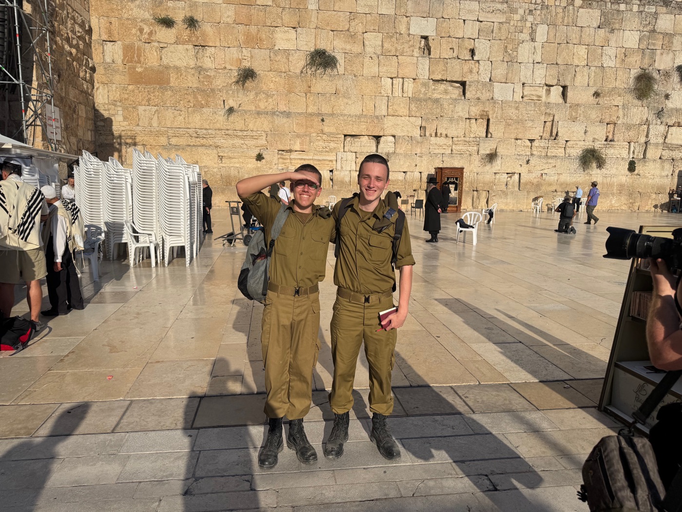 איתן וחבר במדים בכותל